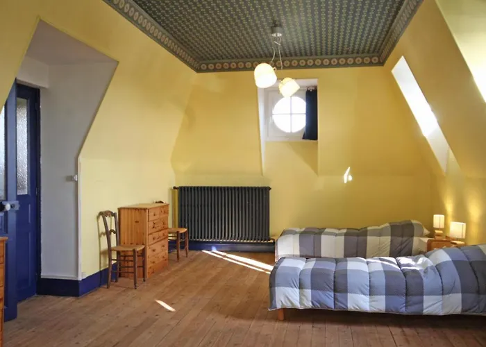 Maison De Maitre 19eme Siecle Avec Grand Parc Et 5 Chambres, Inclus, A - Fr-1-497-57 Holiday home L'Aigle